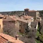 Imagen de las chimenas cónicas pinariegas sobre las casas de Calatañazor