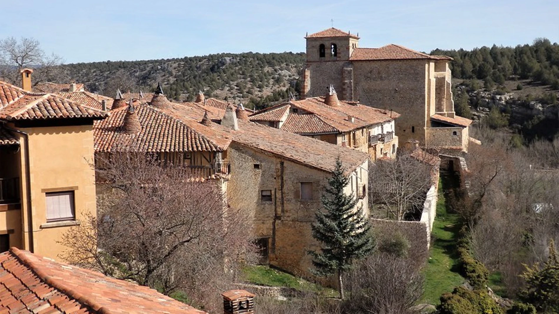 Imagen de las chimenas cónicas pinariegas sobre las casas de Calatañazor