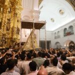 El momento del salto de la reja en una edición anterior de la romería del Rocío