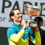 Rafa Nadal con el trofeo de Roland Garros