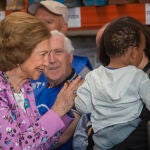 Su Majestad la reina doña Sofía, presidenta ejecutiva de la Fundación Reina Sofía, durante su visita este lunes el Banco de Alimentos de Soria