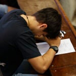 Un joven se concentra antes del inicio este lunes de la prueba Evaluación para el Acceso a la Universidad (EvAU), en la Universidad Complutense de Madrid.