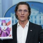 McConaughey muestra en la Casa Blanco la fotografía de Alithia Ramirez, una de las víctimas del tiroteo en colegio de Uvalde (Texas)