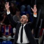 Chus Mateo indica jugada en el tercer partido de la serie Real Madrid-Baskonia