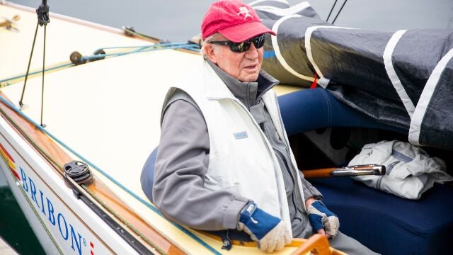 El Rey emérito Juan Carlos (i) a bordo del Bribón en la clausura de la 3ª Regata del IV Circuito Copa de España 2022 de la clase 6 Metros, en Sanxenxo, Pontevedra, Galicia (España).