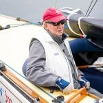 El Rey emérito Juan Carlos (i) a bordo del Bribón en la clausura de la 3ª Regata del IV Circuito Copa de España 2022 de la clase 6 Metros, en Sanxenxo, Pontevedra, Galicia (España).