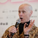 El cineasta estadounidense John Waters toma la palabra durante la presentación de Festival Rizoma 2022 en la Casa de la Panadería en Madrid, este martes. El Festival Internacional Rizoma de Cine & Cultura Entrelazada se celebra del 5 al 8 de junio. EFE/Emilio Naranjo