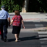 Imagen de una pareja de personas mayores paseando por Madrid