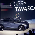 SANT PERE DE RIBES (BARCELONA), 07/06/2022.- El presidente de Cupra, Wayne Griffiths (i), presenta el Cupra Tavascan tras desvelar hoy martes en un acto celebrado en Sitges los planes de futuro de la marca automovilística, que celebra su cuarto aniversario en un momento álgido, tras triplicar sus ventas en 2021 y en plena expansión internacional. EFE/Quique García