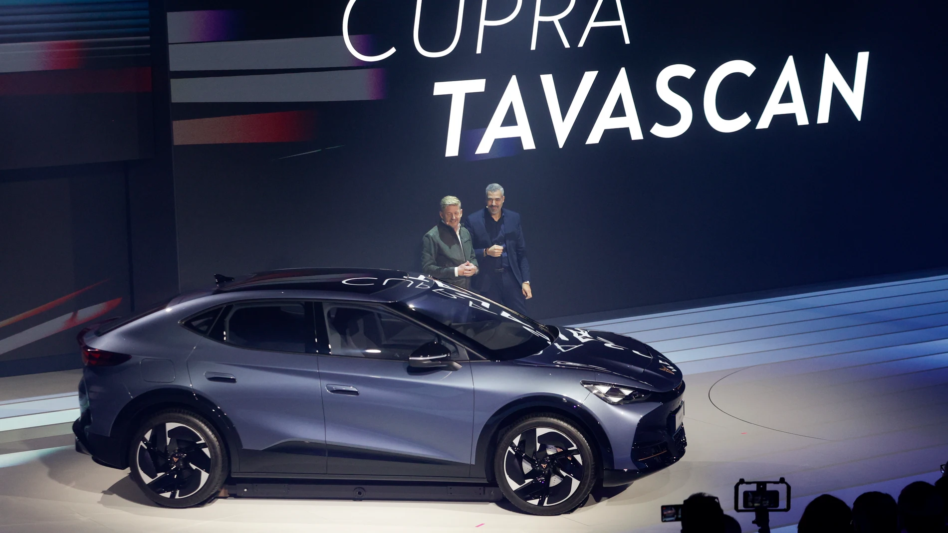 SANT PERE DE RIBES (BARCELONA), 07/06/2022.- El presidente de Cupra, Wayne Griffiths (i), presenta el Cupra Tavascan tras desvelar hoy martes en un acto celebrado en Sitges los planes de futuro de la marca automovilística, que celebra su cuarto aniversario en un momento álgido, tras triplicar sus ventas en 2021 y en plena expansión internacional. EFE/Quique García