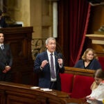 El conseller de Educación, Josep González-Cambray, interviene en una sesión de control, en el Parlament de Cataluña. David Zorrakino / Europa Press