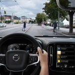 Persona al volante por una zona urbana