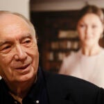 El presidente de la Academia del Cine, Fernando Méndez-Leite, asiste este miércoles junto a las imágenes de la actriz y cantante Marisol que pertenecen a la exposición "Marisol, el resplandor de un mito" del fotógrafo César Lucas en la Academia del Cine de Madrid. EFE/ Mariscal