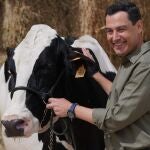 Juanma Moreno, este miércoles en una explotación ganadera de Añora (Córdoba)