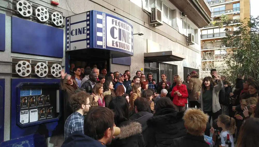 Público en la entrada de la sala madrileña