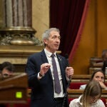 El conseller de Educación, Josep González-Cambray, interviene en una sesión de control, en el Parlament de Cataluña, a 8 de junio de 202.David Zorrakino / Europa Press