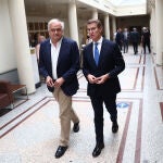 El presidente del Partido Popular, Alberto Núñez Feijóo y el eurodiputado Esteban González Pons, en los pasillos del Senado