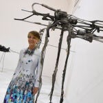 Patrizia Sandretto Re Rebaudengo, presidenta de la Fundación, posa junto a la obra de Giulia Cenci
