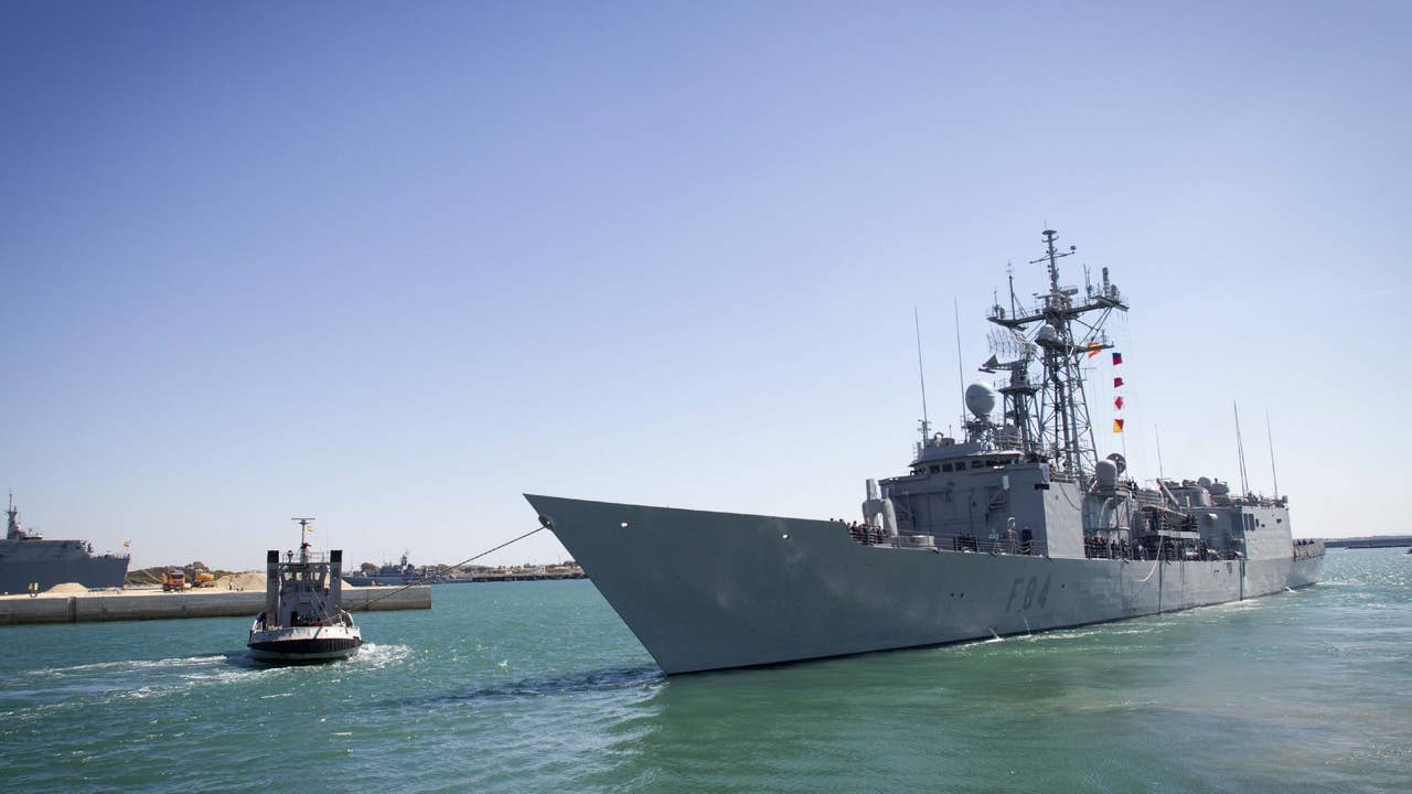 La fragata Reina Sofía intercepta en el Estrecho al 'agujero negro' ruso, el submarino más sigiloso de Moscú