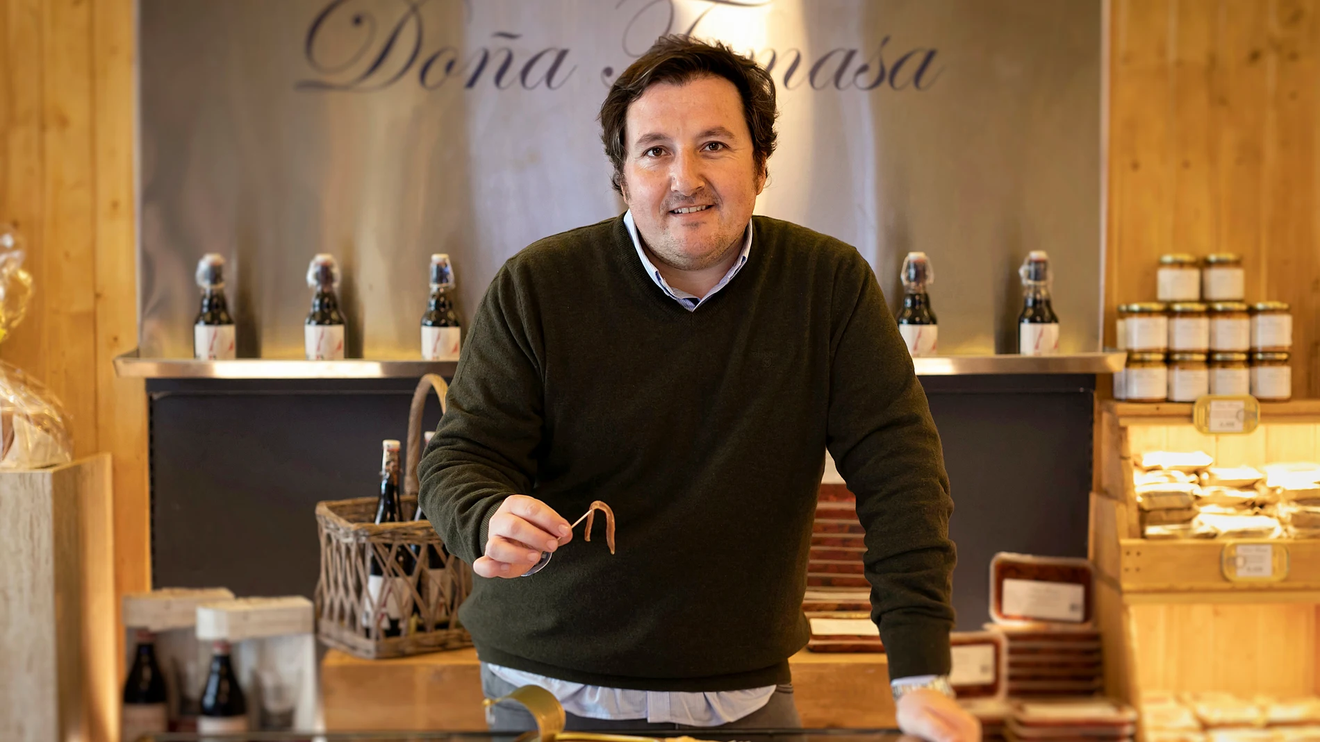 Iván Barranco degustando unas anchoas en Doña Tomasa