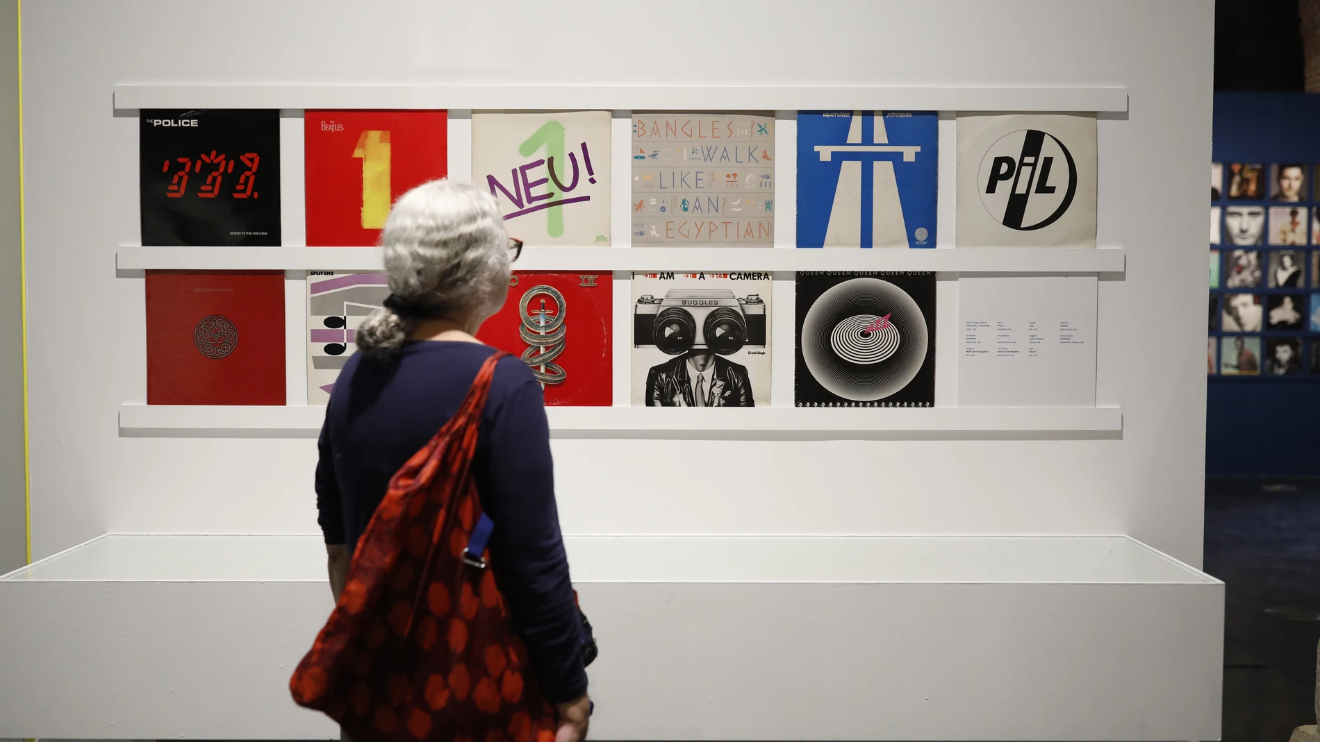 Exposicion de discos de vinilos de Plasticos y Decibelios en el Centro Cultural Conde Duque.