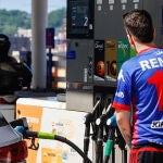 Una persona reposta combustible hace un par de semanas en Bilbao