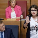 La vicepresidenta y Portavoz de la Generalitat Valenciana, Mónica Oltra,en la imagen, junto al presidente Puig, interviene durante la sesión de control en Les Corts