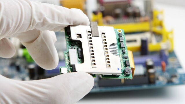 La falta de neón y paladio compromete la fabricación de chips