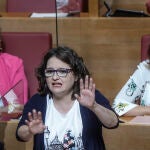 La vicepresidenta y consellera de Políticas Inclusivas de la Generalitat, Mónica Oltra, interviene durante una sesión de control ordinaria en las Cortes Valencianas