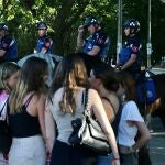 Varias alumnas, a la salida de los exámenes de la EVAU