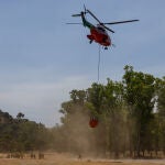 Los bomberos trabajan en apagar un nuevo incendio forestal. bÁlex Zea / Europa Press
