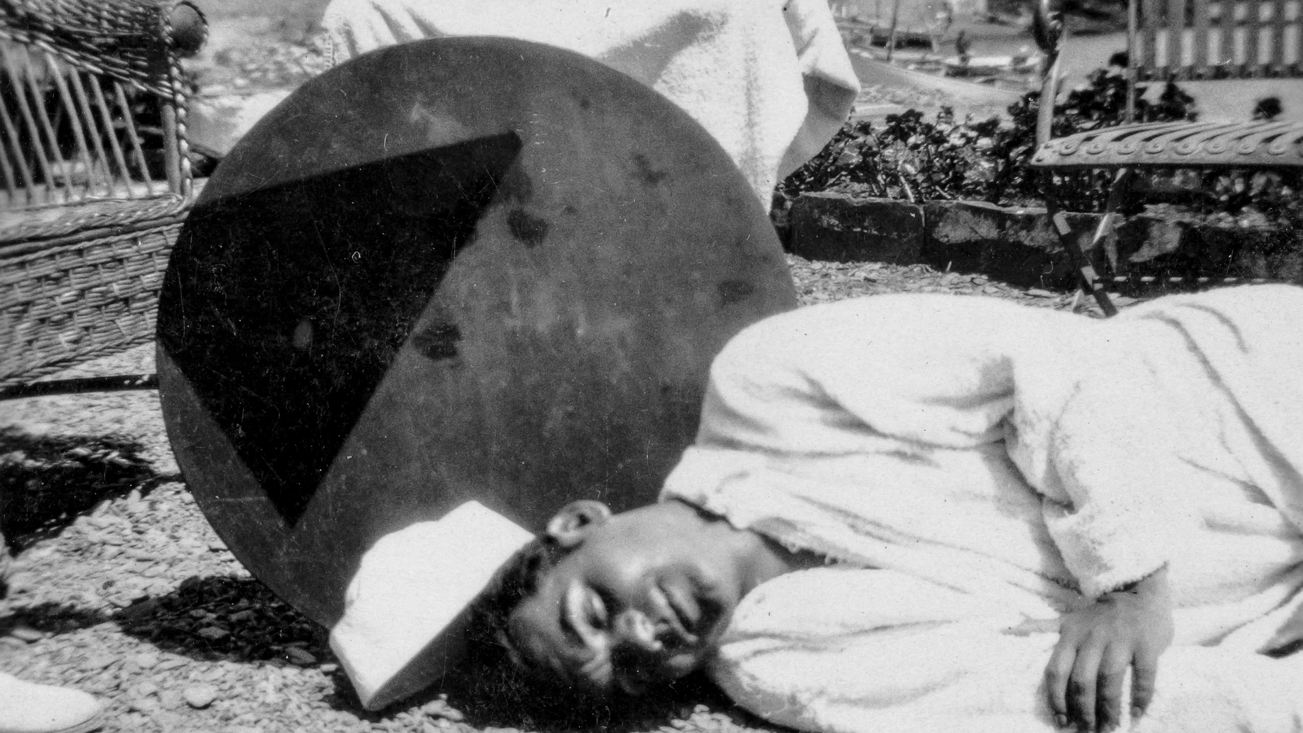 Federico García Lorca jugando a hacerse el muerto en Cadaqués, fotografiado por Anna Maria Dalí