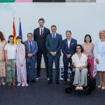 Foto de familia, el ministro de Cultura y Deporte, Miquel Iceta (1i); el Alto Comisionado contra la Pobreza Infantil, Ernesto Gasco (5i); el exjugador de baloncesto Pau Gasol; el presidente del Gobierno, Pedro Sánchez (7i); el cocinero y chef, Joan Roca (8i); la nadadora Teresa Perales (9i); la ministra de Sanidad, Carolina Darias (10i); la directora de Salud Pública de la OMS, María Neira (11i) y el ministro de Consumo, Alberto Garzón (12i), posan durante la clausura del acto de presentación del Plan Estratégico Nacional para la Reducción de la Obesidad Infantil