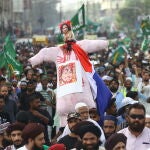 Partidarios del partido político islámico Tehreek-e-Labbaik Pakistan (TLP) sostienen una efigie de la ex portavoz del Partido Bharatiya Janata de India, Nupur Sharma, durante una protesta en Karachi EFE/EPA/SHAHZAIB AKBER