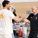 Pablo Laso saluda a Sergio Llull