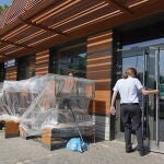 El personal de un antiguo local de McDonald's prepara un restaurante para su reapertura bajo una nueva marca en Podolsk, a las afueras de Moscú