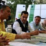 Moreno se traslada al puesto de mando avanzado para conocer la última hora del incendio declarado en Pujerra (Málaga). JUNTA DE ANDALUCÍA