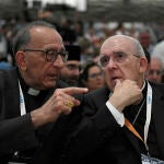El presidente de la Conferencia Episcopal, el cardenal Juan José Omella, conversa con el arzobispo de Madrid, Carlos Osoro (d)