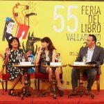 La concejal Ana Redondo conversa con Elisa Delibes, hija del universal escritor, en presencia de director gerente de la Fundación de Ferrocarriles Españoles, José Carlos Domínguez Curiel, tras presentar la iniciativa