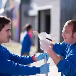 Dos jóvenes de la Fundación ALAPAR en su particular "batalla" con los pinceles