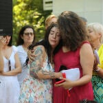 La hija de Almudena Grandes, Elisa García Grandes, se emociona durante un homenaje a su madre, en la Caseta Madroño de la Feria del Libro