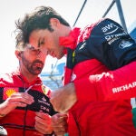 Sainz atiende las explicaciones en el paddock