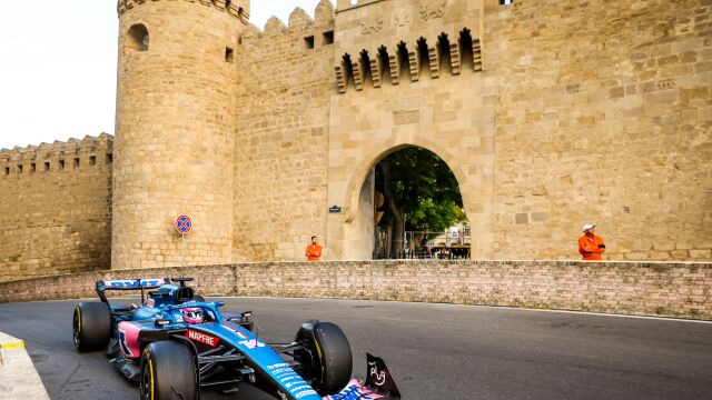 Fernando Alonso, durante el Gran Premio de Azerbaiyán de F1 en Bakú.