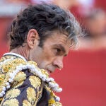 JAÉN, 12/06/2022.- El torero madrileño José Tomás en la lidia al segundo de la tarde, durante la corrida celebrada este domingo en la plaza de toros de Jaén. EFE/José Manuel Pedrosa