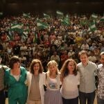 La candidata de Por Andalucía a la Presidencia de la Junta en las elecciones andaluzas, Inma Nieto (3d), junto a la vicepresidenta y ministra Yolanda Díaz (4i), el portavoz de Más País, Íñigo Errejón (2d), y el coordinador de IU en Andalucía, Toni Valero (1i). Álex Zea / Europa Press