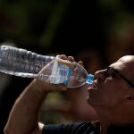 Durante el verano es esencial beber mucha agua, porque cuando estamos correctamente hidratados, nuestro cuerpo es capaz de regular mejor su temperatura | Fuente: EFE/ Sergio Pérez