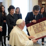 El Papa recibe como obsequio una copia iluminada de un extracto de las Cantigas de Santa María, de manos del ministro español de la Presidencia, Félix Bolaños, en presencia de la embajadora de España en el Vaticano, Isabel Celaá
