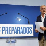 El vicesecretario de Institucional en el PP Esteban González Pons durante la rueda de prensa ofrecida tras la reunión del Comité de Dirección del PP. EFE/ Mariscal