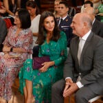 La reina Letizia, acompañada por la ministra de Sanidad, Carolina Darias (2i), el presidente del Colegio Oficial de Médicos de Madrid, el doctor Manuel Martínez-Sellés (i), y el presidente de la Academia Española de Dermatología y Venereología, el doctor Pedro Jaén, asiste a la presentación del "Libro Blanco del Cáncer de Piel en España"