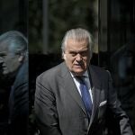 El extesorero del PP Luis Bárcenas, a su salida de la sede de la Audiencia Nacional tras declarar sobre las donaciones de empresarios al PP